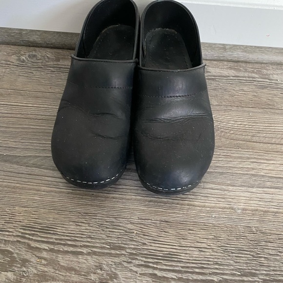Black size 40 Dansko clogs - Picture 1 of 3
